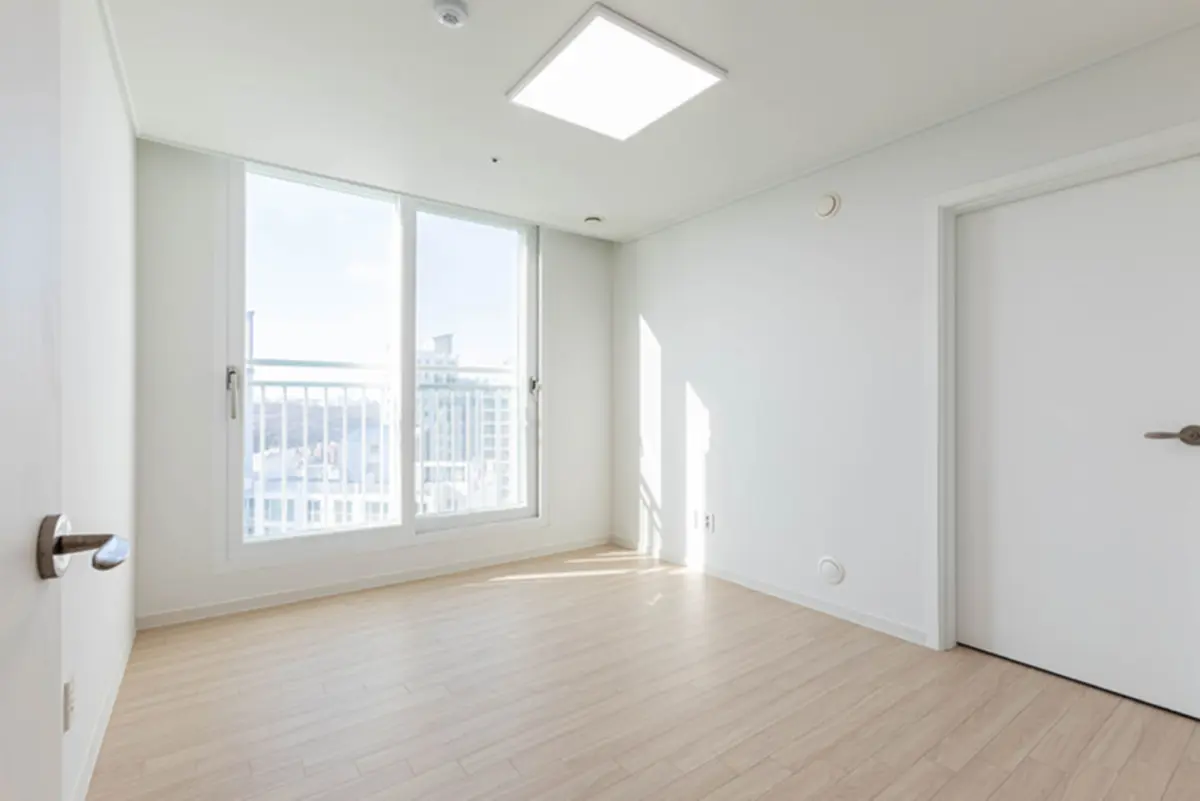 화이트 미니멀 다용도 방 인테리어